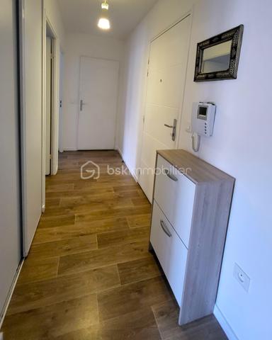 POSEZ VOS VALISES dans ce magnifique appartement situé dans un BATIMENT RECENT – DPE B. De nombreux commerces, écoles et parcs se trouvent à proximité. ,

Cet appartement, SPACIEUX et entretenu avec soin, est niché au 2e étage avec ascenseur. Une vaste entrée équipée de placards dessert :
- Un LUMINEUX salon avec son espace cuisine de 25m² ouvrant sur le BALCON 
- La cuisine est entièrement équipée et aménagée
- Les WC aux Normes PMR
- 2 confortables chambres de 10 et 13m² équipée d’un grand dressing
-  Une grande salle de Bain équipée

1 PLACE DE PARKING dans un sous-sol fermé et sécurisé pourra accueillir votre véhicule.

+++ le CHAUFFAGE en GEOTHERMIE est intégré dans les charges.

N’attendez pas pour profiter de cet appartement situé dans un cadre très agréable et parfaitement entretenu. Contactez-moi 7j/7 pour en savoir plus.