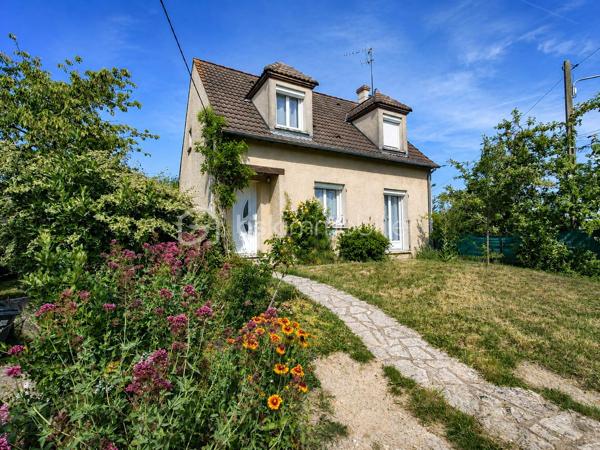 À proximité des commerces, des écoles et des commodités, venez découvrir cette maison traditionnelle construite en 1985, offrant un cadre de vie agréable et fonctionnel pour toute la famille.

Dès l'entrée, vous découvrirez une belle pièce de vie traversante et lumineuse avec cheminée, idéale pour les moments de convivialité.
La cuisine ouverte, aménagée et équipée, s'intègre parfaitement à l'espace de vie pour un quotidien pratique et chaleureux.
Un WC indépendant et un accès au sous-sol complètent le rez-de-chaussée.

À l'étage, le palier dessert trois chambres ainsi qu'une salle de bains équipée d'une baignoire, d'une douche et d'un WC.

La maison développe environ 90 m² habitables pour 101 m² au sol et bénéficie d'un sous-sol total de 55m2, comprenant un garage, un espace buanderie et des rangements.

À l'extérieur, vous profiterez d'un terrain de 470 m², idéal pour les repas en famille, les jeux des enfants ou les moments de détente.

Côté confort, la maison dispose de fenêtres PVC double vitrage installées en 2017, de la fibre optique et d'un chauffage électrique individuel.

 Une maison chaleureuse, fonctionnelle et idéalement située, qui saura séduire les familles à la recherche d'un environnement pratique et agréable à Breuillet.

📞 Contactez-moi pour plus d'informations ou pour organiser une visite