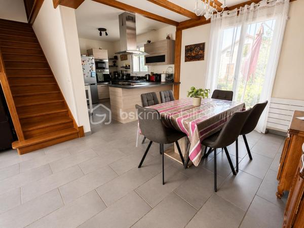À proximité des commerces, des écoles et des commodités, venez découvrir cette maison traditionnelle construite en 1985, offrant un cadre de vie agréable et fonctionnel pour toute la famille.

Dès l'entrée, vous découvrirez une belle pièce de vie traversante et lumineuse avec cheminée, idéale pour les moments de convivialité.
La cuisine ouverte, aménagée et équipée, s'intègre parfaitement à l'espace de vie pour un quotidien pratique et chaleureux.
Un WC indépendant et un accès au sous-sol complètent le rez-de-chaussée.

À l'étage, le palier dessert trois chambres ainsi qu'une salle de bains équipée d'une baignoire, d'une douche et d'un WC.

La maison développe environ 90 m² habitables pour 101 m² au sol et bénéficie d'un sous-sol total de 55m2, comprenant un garage, un espace buanderie et des rangements.

À l'extérieur, vous profiterez d'un terrain de 470 m², idéal pour les repas en famille, les jeux des enfants ou les moments de détente.

Côté confort, la maison dispose de fenêtres PVC double vitrage installées en 2017, de la fibre optique et d'un chauffage électrique individuel.

 Une maison chaleureuse, fonctionnelle et idéalement située, qui saura séduire les familles à la recherche d'un environnement pratique et agréable à Breuillet.

📞 Contactez-moi pour plus d'informations ou pour organiser une visite