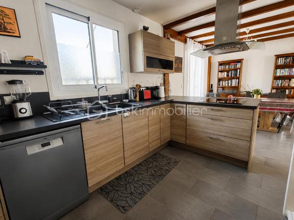 À proximité des commerces, des écoles et des commodités, venez découvrir cette maison traditionnelle construite en 1985, offrant un cadre de vie agréable et fonctionnel pour toute la famille.

Dès l'entrée, vous découvrirez une belle pièce de vie traversante et lumineuse avec cheminée, idéale pour les moments de convivialité.
La cuisine ouverte, aménagée et équipée, s'intègre parfaitement à l'espace de vie pour un quotidien pratique et chaleureux.
Un WC indépendant et un accès au sous-sol complètent le rez-de-chaussée.

À l'étage, le palier dessert trois chambres ainsi qu'une salle de bains équipée d'une baignoire, d'une douche et d'un WC.

La maison développe environ 90 m² habitables pour 101 m² au sol et bénéficie d'un sous-sol total de 55m2, comprenant un garage, un espace buanderie et des rangements.

À l'extérieur, vous profiterez d'un terrain de 470 m², idéal pour les repas en famille, les jeux des enfants ou les moments de détente.

Côté confort, la maison dispose de fenêtres PVC double vitrage installées en 2017, de la fibre optique et d'un chauffage électrique individuel.

 Une maison chaleureuse, fonctionnelle et idéalement située, qui saura séduire les familles à la recherche d'un environnement pratique et agréable à Breuillet.

📞 Contactez-moi pour plus d'informations ou pour organiser une visite