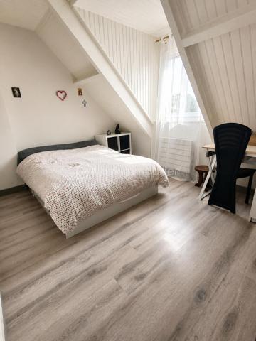 À proximité des commerces, des écoles et des commodités, venez découvrir cette maison traditionnelle construite en 1985, offrant un cadre de vie agréable et fonctionnel pour toute la famille.

Dès l'entrée, vous découvrirez une belle pièce de vie traversante et lumineuse avec cheminée, idéale pour les moments de convivialité.
La cuisine ouverte, aménagée et équipée, s'intègre parfaitement à l'espace de vie pour un quotidien pratique et chaleureux.
Un WC indépendant et un accès au sous-sol complètent le rez-de-chaussée.

À l'étage, le palier dessert trois chambres ainsi qu'une salle de bains équipée d'une baignoire, d'une douche et d'un WC.

La maison développe environ 90 m² habitables pour 101 m² au sol et bénéficie d'un sous-sol total de 55m2, comprenant un garage, un espace buanderie et des rangements.

À l'extérieur, vous profiterez d'un terrain de 470 m², idéal pour les repas en famille, les jeux des enfants ou les moments de détente.

Côté confort, la maison dispose de fenêtres PVC double vitrage installées en 2017, de la fibre optique et d'un chauffage électrique individuel.

 Une maison chaleureuse, fonctionnelle et idéalement située, qui saura séduire les familles à la recherche d'un environnement pratique et agréable à Breuillet.

📞 Contactez-moi pour plus d'informations ou pour organiser une visite