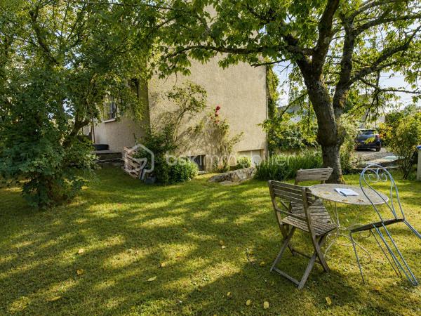 À proximité des commerces, des écoles et des commodités, venez découvrir cette maison traditionnelle construite en 1985, offrant un cadre de vie agréable et fonctionnel pour toute la famille.

Dès l'entrée, vous découvrirez une belle pièce de vie traversante et lumineuse avec cheminée, idéale pour les moments de convivialité.
La cuisine ouverte, aménagée et équipée, s'intègre parfaitement à l'espace de vie pour un quotidien pratique et chaleureux.
Un WC indépendant et un accès au sous-sol complètent le rez-de-chaussée.

À l'étage, le palier dessert trois chambres ainsi qu'une salle de bains équipée d'une baignoire, d'une douche et d'un WC.

La maison développe environ 90 m² habitables pour 101 m² au sol et bénéficie d'un sous-sol total de 55m2, comprenant un garage, un espace buanderie et des rangements.

À l'extérieur, vous profiterez d'un terrain de 470 m², idéal pour les repas en famille, les jeux des enfants ou les moments de détente.

Côté confort, la maison dispose de fenêtres PVC double vitrage installées en 2017, de la fibre optique et d'un chauffage électrique individuel.

 Une maison chaleureuse, fonctionnelle et idéalement située, qui saura séduire les familles à la recherche d'un environnement pratique et agréable à Breuillet.

📞 Contactez-moi pour plus d'informations ou pour organiser une visite
