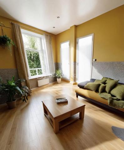 Vous recherchez un investissement rentable ou souhaitez accéder à la propriété dans un secteur stratégique d'Île-de-France ? 

Ce T2 au 1er étage, actuellement loué 850 € charges comprises, représente une opportunité concrète à saisir.

Le bien : Séjour de 11,91 m², chambre de 11,34 m², cuisine de 4,77 m², salle d'eau avec WC, cave privative. 
Peinture récente, ballon d'eau chaude électrique à accumulation, installé en 2024.

Un léger rafraîchissement permettra de valoriser immédiatement le bien et d'optimiser le loyer à la re location.

Connectivité exceptionnelle :

Tramway T2 à 12 min à pied → La Défense en 20 minutes en tramway 
Bus 272 & lignes directes vers Argenteuil, Cergy, Saint-Lazare
Noctilien N24 (Paris-Bezons) pour les soirées tardives
📍 À 15 min de Paris en voiture

Chiffres clés :
Surface Loi Carrez : 30,93 m² | DPE : E | Loyer en place : 850 € CC | Charges à confirmer en assemblée

Primo-accédants ou investisseurs, contactez-moi pour organiser une visite.

* Certaines photos ont été retouchées et/ou mises en scène à l'aide de l'intelligence artificielle afin de faciliter la projection dans le bien.
En tant que décoratrice d'intérieur, je reste disponible pour vous accompagner dans votre projet de décoration et vous proposer un véritable dossier en 3D.