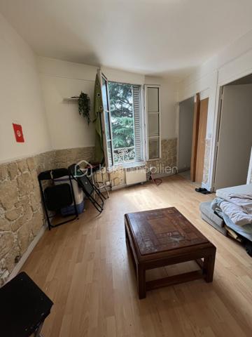 Vous recherchez un investissement rentable ou souhaitez accéder à la propriété dans un secteur stratégique d'Île-de-France ? 

Ce T2 au 1er étage, actuellement loué 850 € charges comprises, représente une opportunité concrète à saisir.

Le bien : Séjour de 11,91 m², chambre de 11,34 m², cuisine de 4,77 m², salle d'eau avec WC, cave privative. 
Peinture récente, ballon d'eau chaude électrique à accumulation, installé en 2024.

Un léger rafraîchissement permettra de valoriser immédiatement le bien et d'optimiser le loyer à la re location.

Connectivité exceptionnelle :

Tramway T2 à 12 min à pied → La Défense en 20 minutes en tramway 
Bus 272 & lignes directes vers Argenteuil, Cergy, Saint-Lazare
Noctilien N24 (Paris-Bezons) pour les soirées tardives
📍 À 15 min de Paris en voiture

Chiffres clés :
Surface Loi Carrez : 30,93 m² | DPE : E | Loyer en place : 850 € CC | Charges à confirmer en assemblée

Primo-accédants ou investisseurs, contactez-moi pour organiser une visite.

* Certaines photos ont été retouchées et/ou mises en scène à l'aide de l'intelligence artificielle afin de faciliter la projection dans le bien.
En tant que décoratrice d'intérieur, je reste disponible pour vous accompagner dans votre projet de décoration et vous proposer un véritable dossier en 3D.