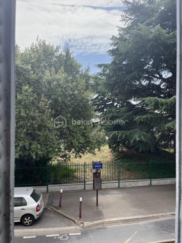 Vous recherchez un investissement rentable ou souhaitez accéder à la propriété dans un secteur stratégique d'Île-de-France ? 

Ce T2 au 1er étage, actuellement loué 850 € charges comprises, représente une opportunité concrète à saisir.

Le bien : Séjour de 11,91 m², chambre de 11,34 m², cuisine de 4,77 m², salle d'eau avec WC, cave privative. 
Peinture récente, ballon d'eau chaude électrique à accumulation, installé en 2024.

Un léger rafraîchissement permettra de valoriser immédiatement le bien et d'optimiser le loyer à la re location.

Connectivité exceptionnelle :

Tramway T2 à 12 min à pied → La Défense en 20 minutes en tramway 
Bus 272 & lignes directes vers Argenteuil, Cergy, Saint-Lazare
Noctilien N24 (Paris-Bezons) pour les soirées tardives
📍 À 15 min de Paris en voiture

Chiffres clés :
Surface Loi Carrez : 30,93 m² | DPE : E | Loyer en place : 850 € CC | Charges à confirmer en assemblée

Primo-accédants ou investisseurs, contactez-moi pour organiser une visite.

* Certaines photos ont été retouchées et/ou mises en scène à l'aide de l'intelligence artificielle afin de faciliter la projection dans le bien.
En tant que décoratrice d'intérieur, je reste disponible pour vous accompagner dans votre projet de décoration et vous proposer un véritable dossier en 3D.