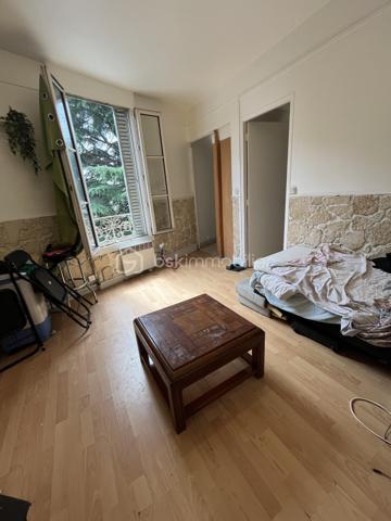 Vous recherchez un investissement rentable ou souhaitez accéder à la propriété dans un secteur stratégique d'Île-de-France ? 

Ce T2 au 1er étage, actuellement loué 850 € charges comprises, représente une opportunité concrète à saisir.

Le bien : Séjour de 11,91 m², chambre de 11,34 m², cuisine de 4,77 m², salle d'eau avec WC, cave privative. 
Peinture récente, ballon d'eau chaude électrique à accumulation, installé en 2024.

Un léger rafraîchissement permettra de valoriser immédiatement le bien et d'optimiser le loyer à la re location.

Connectivité exceptionnelle :

Tramway T2 à 12 min à pied → La Défense en 20 minutes en tramway 
Bus 272 & lignes directes vers Argenteuil, Cergy, Saint-Lazare
Noctilien N24 (Paris-Bezons) pour les soirées tardives
📍 À 15 min de Paris en voiture

Chiffres clés :
Surface Loi Carrez : 30,93 m² | DPE : E | Loyer en place : 850 € CC | Charges à confirmer en assemblée

Primo-accédants ou investisseurs, contactez-moi pour organiser une visite.

* Certaines photos ont été retouchées et/ou mises en scène à l'aide de l'intelligence artificielle afin de faciliter la projection dans le bien.
En tant que décoratrice d'intérieur, je reste disponible pour vous accompagner dans votre projet de décoration et vous proposer un véritable dossier en 3D.
