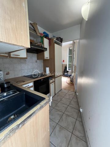 Vous recherchez un investissement rentable ou souhaitez accéder à la propriété dans un secteur stratégique d'Île-de-France ? 

Ce T2 au 1er étage, actuellement loué 850 € charges comprises, représente une opportunité concrète à saisir.

Le bien : Séjour de 11,91 m², chambre de 11,34 m², cuisine de 4,77 m², salle d'eau avec WC, cave privative. 
Peinture récente, ballon d'eau chaude électrique à accumulation, installé en 2024.

Un léger rafraîchissement permettra de valoriser immédiatement le bien et d'optimiser le loyer à la re location.

Connectivité exceptionnelle :

Tramway T2 à 12 min à pied → La Défense en 20 minutes en tramway 
Bus 272 & lignes directes vers Argenteuil, Cergy, Saint-Lazare
Noctilien N24 (Paris-Bezons) pour les soirées tardives
📍 À 15 min de Paris en voiture

Chiffres clés :
Surface Loi Carrez : 30,93 m² | DPE : E | Loyer en place : 850 € CC | Charges à confirmer en assemblée

Primo-accédants ou investisseurs, contactez-moi pour organiser une visite.

* Certaines photos ont été retouchées et/ou mises en scène à l'aide de l'intelligence artificielle afin de faciliter la projection dans le bien.
En tant que décoratrice d'intérieur, je reste disponible pour vous accompagner dans votre projet de décoration et vous proposer un véritable dossier en 3D.