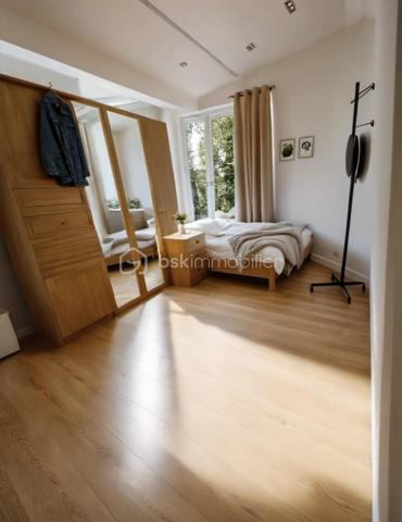 Vous recherchez un investissement rentable ou souhaitez accéder à la propriété dans un secteur stratégique d'Île-de-France ? 

Ce T2 au 1er étage, actuellement loué 850 € charges comprises, représente une opportunité concrète à saisir.

Le bien : Séjour de 11,91 m², chambre de 11,34 m², cuisine de 4,77 m², salle d'eau avec WC, cave privative. 
Peinture récente, ballon d'eau chaude électrique à accumulation, installé en 2024.

Un léger rafraîchissement permettra de valoriser immédiatement le bien et d'optimiser le loyer à la re location.

Connectivité exceptionnelle :

Tramway T2 à 12 min à pied → La Défense en 20 minutes en tramway 
Bus 272 & lignes directes vers Argenteuil, Cergy, Saint-Lazare
Noctilien N24 (Paris-Bezons) pour les soirées tardives
📍 À 15 min de Paris en voiture

Chiffres clés :
Surface Loi Carrez : 30,93 m² | DPE : E | Loyer en place : 850 € CC | Charges à confirmer en assemblée

Primo-accédants ou investisseurs, contactez-moi pour organiser une visite.

* Certaines photos ont été retouchées et/ou mises en scène à l'aide de l'intelligence artificielle afin de faciliter la projection dans le bien.
En tant que décoratrice d'intérieur, je reste disponible pour vous accompagner dans votre projet de décoration et vous proposer un véritable dossier en 3D.