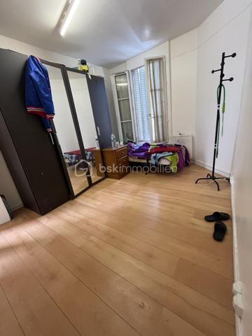 Vous recherchez un investissement rentable ou souhaitez accéder à la propriété dans un secteur stratégique d'Île-de-France ? 

Ce T2 au 1er étage, actuellement loué 850 € charges comprises, représente une opportunité concrète à saisir.

Le bien : Séjour de 11,91 m², chambre de 11,34 m², cuisine de 4,77 m², salle d'eau avec WC, cave privative. 
Peinture récente, ballon d'eau chaude électrique à accumulation, installé en 2024.

Un léger rafraîchissement permettra de valoriser immédiatement le bien et d'optimiser le loyer à la re location.

Connectivité exceptionnelle :

Tramway T2 à 12 min à pied → La Défense en 20 minutes en tramway 
Bus 272 & lignes directes vers Argenteuil, Cergy, Saint-Lazare
Noctilien N24 (Paris-Bezons) pour les soirées tardives
📍 À 15 min de Paris en voiture

Chiffres clés :
Surface Loi Carrez : 30,93 m² | DPE : E | Loyer en place : 850 € CC | Charges à confirmer en assemblée

Primo-accédants ou investisseurs, contactez-moi pour organiser une visite.

* Certaines photos ont été retouchées et/ou mises en scène à l'aide de l'intelligence artificielle afin de faciliter la projection dans le bien.
En tant que décoratrice d'intérieur, je reste disponible pour vous accompagner dans votre projet de décoration et vous proposer un véritable dossier en 3D.