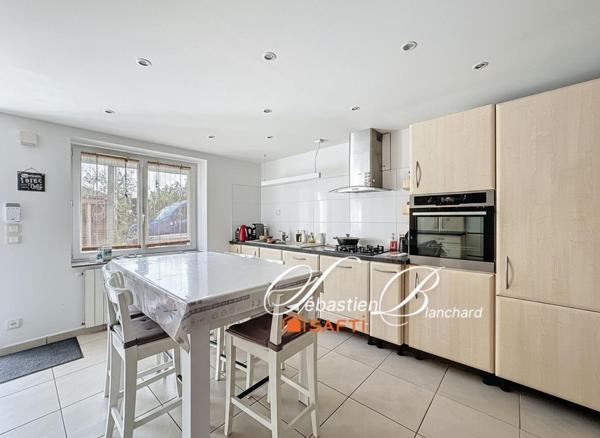 À vendre – Maison de ville rénovée à Lancrans (01200)