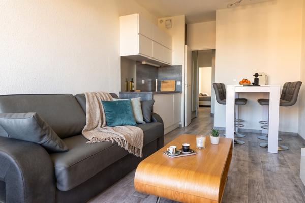 Marina baie des anges T2 - Vue mer et terrasse Climatisé - Etage élévé