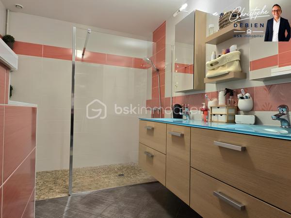 Christophe DEBIEN – BSK Immobilier – vous présente en exclusivité cette propriété de caractère située au pied de la forêt de Sainte-Florence.

Dans un environnement préservé, à l’abri des regards et entourée de nature, cette authentique grange en pierre entièrement rénovée développe 231 m² habitables sur un terrain paysagé de 1 890 m².

Un bien rare où le charme de l’ancien se conjugue parfaitement avec des prestations modernes et des volumes généreux.

Dès l’entrée, la maison séduit par son atmosphère chaleureuse et ses espaces lumineux. Le salon cathédrale de 42 m², agrémenté d’un poêle à bois et d’une mezzanine ouverte, crée un véritable lieu de vie convivial et élégant.

La maison offre une organisation idéale pour une vie familiale, une activité indépendante ou un projet d’accueil :
• Une vaste pièce de vie de 47 m² avec cuisine aménagée et équipée, ouverte sur la terrasse et le patio
• Une suite parentale de plain-pied avec dressing, salle d’eau, WC et terrasse privative
• Une lingerie et des toilettes indépendantes
• Un espace indépendant comprenant un séjour, trois chambres, une salle d’eau à terminer ainsi que des toilettes, pouvant convenir à la famille, aux amis ou à un projet de gîte
• Un garage de 48 m² avec grenier aménagé
• Une cave ainsi qu’un garage non attenant avec abri bois
• Trois terrasses orientées sur le jardin et la forêt

Les prestations apportent un confort de vie recherché :
• Chauffage au sol par pompe à chaleur air/eau
• Ventilation double flux
• Aspiration centralisée
• Menuiseries double vitrage
• Volets roulants électriques

L’emplacement constitue également un véritable atout :
• Échangeur A83/A87 à moins de 5 minutes
• Nantes à 50 minutes
• Cholet à 35 minutes
• Les Sables-d’Olonne à 45 minutes

Cette propriété s’adresse aux acquéreurs en quête d’un lieu de vie authentique, paisible et fonctionnel, sans compromis sur l’accessibilité.

Une visite permettra d’en apprécier pleinement les volumes, l’environnement et le potentiel.

Contactez-moi dès maintenant pour organiser votre découverte de ce bien exclusif.

Visite virtuelle disponible sur demande.

Conformément à la loi ELAN, tout candidat acquéreur peut se faire accompagner lors de la visite par le professionnel du bâtiment de son choix, sous réserve d’en informer préalablement l’agence afin d’organiser la visite dans les meilleures conditions.