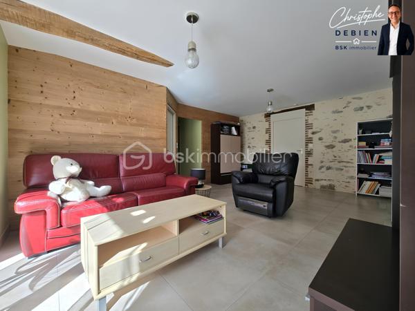 Christophe DEBIEN – BSK Immobilier – vous présente en exclusivité cette propriété de caractère située au pied de la forêt de Sainte-Florence.

Dans un environnement préservé, à l’abri des regards et entourée de nature, cette authentique grange en pierre entièrement rénovée développe 231 m² habitables sur un terrain paysagé de 1 890 m².

Un bien rare où le charme de l’ancien se conjugue parfaitement avec des prestations modernes et des volumes généreux.

Dès l’entrée, la maison séduit par son atmosphère chaleureuse et ses espaces lumineux. Le salon cathédrale de 42 m², agrémenté d’un poêle à bois et d’une mezzanine ouverte, crée un véritable lieu de vie convivial et élégant.

La maison offre une organisation idéale pour une vie familiale, une activité indépendante ou un projet d’accueil :
• Une vaste pièce de vie de 47 m² avec cuisine aménagée et équipée, ouverte sur la terrasse et le patio
• Une suite parentale de plain-pied avec dressing, salle d’eau, WC et terrasse privative
• Une lingerie et des toilettes indépendantes
• Un espace indépendant comprenant un séjour, trois chambres, une salle d’eau à terminer ainsi que des toilettes, pouvant convenir à la famille, aux amis ou à un projet de gîte
• Un garage de 48 m² avec grenier aménagé
• Une cave ainsi qu’un garage non attenant avec abri bois
• Trois terrasses orientées sur le jardin et la forêt

Les prestations apportent un confort de vie recherché :
• Chauffage au sol par pompe à chaleur air/eau
• Ventilation double flux
• Aspiration centralisée
• Menuiseries double vitrage
• Volets roulants électriques

L’emplacement constitue également un véritable atout :
• Échangeur A83/A87 à moins de 5 minutes
• Nantes à 50 minutes
• Cholet à 35 minutes
• Les Sables-d’Olonne à 45 minutes

Cette propriété s’adresse aux acquéreurs en quête d’un lieu de vie authentique, paisible et fonctionnel, sans compromis sur l’accessibilité.

Une visite permettra d’en apprécier pleinement les volumes, l’environnement et le potentiel.

Contactez-moi dès maintenant pour organiser votre découverte de ce bien exclusif.

Visite virtuelle disponible sur demande.

Conformément à la loi ELAN, tout candidat acquéreur peut se faire accompagner lors de la visite par le professionnel du bâtiment de son choix, sous réserve d’en informer préalablement l’agence afin d’organiser la visite dans les meilleures conditions.