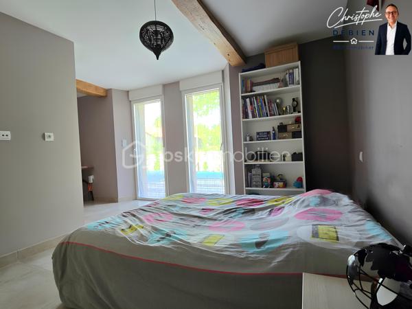 Christophe DEBIEN – BSK Immobilier – vous présente en exclusivité cette propriété de caractère située au pied de la forêt de Sainte-Florence.

Dans un environnement préservé, à l’abri des regards et entourée de nature, cette authentique grange en pierre entièrement rénovée développe 231 m² habitables sur un terrain paysagé de 1 890 m².

Un bien rare où le charme de l’ancien se conjugue parfaitement avec des prestations modernes et des volumes généreux.

Dès l’entrée, la maison séduit par son atmosphère chaleureuse et ses espaces lumineux. Le salon cathédrale de 42 m², agrémenté d’un poêle à bois et d’une mezzanine ouverte, crée un véritable lieu de vie convivial et élégant.

La maison offre une organisation idéale pour une vie familiale, une activité indépendante ou un projet d’accueil :
• Une vaste pièce de vie de 47 m² avec cuisine aménagée et équipée, ouverte sur la terrasse et le patio
• Une suite parentale de plain-pied avec dressing, salle d’eau, WC et terrasse privative
• Une lingerie et des toilettes indépendantes
• Un espace indépendant comprenant un séjour, trois chambres, une salle d’eau à terminer ainsi que des toilettes, pouvant convenir à la famille, aux amis ou à un projet de gîte
• Un garage de 48 m² avec grenier aménagé
• Une cave ainsi qu’un garage non attenant avec abri bois
• Trois terrasses orientées sur le jardin et la forêt

Les prestations apportent un confort de vie recherché :
• Chauffage au sol par pompe à chaleur air/eau
• Ventilation double flux
• Aspiration centralisée
• Menuiseries double vitrage
• Volets roulants électriques

L’emplacement constitue également un véritable atout :
• Échangeur A83/A87 à moins de 5 minutes
• Nantes à 50 minutes
• Cholet à 35 minutes
• Les Sables-d’Olonne à 45 minutes

Cette propriété s’adresse aux acquéreurs en quête d’un lieu de vie authentique, paisible et fonctionnel, sans compromis sur l’accessibilité.

Une visite permettra d’en apprécier pleinement les volumes, l’environnement et le potentiel.

Contactez-moi dès maintenant pour organiser votre découverte de ce bien exclusif.

Visite virtuelle disponible sur demande.

Conformément à la loi ELAN, tout candidat acquéreur peut se faire accompagner lors de la visite par le professionnel du bâtiment de son choix, sous réserve d’en informer préalablement l’agence afin d’organiser la visite dans les meilleures conditions.