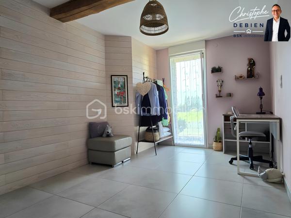 Christophe DEBIEN – BSK Immobilier – vous présente en exclusivité cette propriété de caractère située au pied de la forêt de Sainte-Florence.

Dans un environnement préservé, à l’abri des regards et entourée de nature, cette authentique grange en pierre entièrement rénovée développe 231 m² habitables sur un terrain paysagé de 1 890 m².

Un bien rare où le charme de l’ancien se conjugue parfaitement avec des prestations modernes et des volumes généreux.

Dès l’entrée, la maison séduit par son atmosphère chaleureuse et ses espaces lumineux. Le salon cathédrale de 42 m², agrémenté d’un poêle à bois et d’une mezzanine ouverte, crée un véritable lieu de vie convivial et élégant.

La maison offre une organisation idéale pour une vie familiale, une activité indépendante ou un projet d’accueil :
• Une vaste pièce de vie de 47 m² avec cuisine aménagée et équipée, ouverte sur la terrasse et le patio
• Une suite parentale de plain-pied avec dressing, salle d’eau, WC et terrasse privative
• Une lingerie et des toilettes indépendantes
• Un espace indépendant comprenant un séjour, trois chambres, une salle d’eau à terminer ainsi que des toilettes, pouvant convenir à la famille, aux amis ou à un projet de gîte
• Un garage de 48 m² avec grenier aménagé
• Une cave ainsi qu’un garage non attenant avec abri bois
• Trois terrasses orientées sur le jardin et la forêt

Les prestations apportent un confort de vie recherché :
• Chauffage au sol par pompe à chaleur air/eau
• Ventilation double flux
• Aspiration centralisée
• Menuiseries double vitrage
• Volets roulants électriques

L’emplacement constitue également un véritable atout :
• Échangeur A83/A87 à moins de 5 minutes
• Nantes à 50 minutes
• Cholet à 35 minutes
• Les Sables-d’Olonne à 45 minutes

Cette propriété s’adresse aux acquéreurs en quête d’un lieu de vie authentique, paisible et fonctionnel, sans compromis sur l’accessibilité.

Une visite permettra d’en apprécier pleinement les volumes, l’environnement et le potentiel.

Contactez-moi dès maintenant pour organiser votre découverte de ce bien exclusif.

Visite virtuelle disponible sur demande.

Conformément à la loi ELAN, tout candidat acquéreur peut se faire accompagner lors de la visite par le professionnel du bâtiment de son choix, sous réserve d’en informer préalablement l’agence afin d’organiser la visite dans les meilleures conditions.
