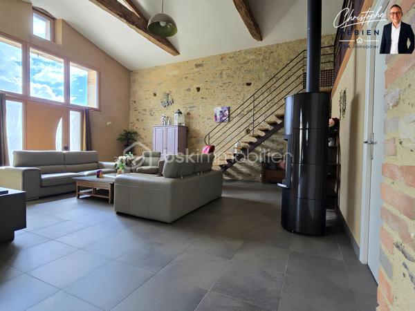 Christophe DEBIEN – BSK Immobilier – vous présente en exclusivité cette propriété de caractère située au pied de la forêt de Sainte-Florence.

Dans un environnement préservé, à l’abri des regards et entourée de nature, cette authentique grange en pierre entièrement rénovée développe 231 m² habitables sur un terrain paysagé de 1 890 m².

Un bien rare où le charme de l’ancien se conjugue parfaitement avec des prestations modernes et des volumes généreux.

Dès l’entrée, la maison séduit par son atmosphère chaleureuse et ses espaces lumineux. Le salon cathédrale de 42 m², agrémenté d’un poêle à bois et d’une mezzanine ouverte, crée un véritable lieu de vie convivial et élégant.

La maison offre une organisation idéale pour une vie familiale, une activité indépendante ou un projet d’accueil :
• Une vaste pièce de vie de 47 m² avec cuisine aménagée et équipée, ouverte sur la terrasse et le patio
• Une suite parentale de plain-pied avec dressing, salle d’eau, WC et terrasse privative
• Une lingerie et des toilettes indépendantes
• Un espace indépendant comprenant un séjour, trois chambres, une salle d’eau à terminer ainsi que des toilettes, pouvant convenir à la famille, aux amis ou à un projet de gîte
• Un garage de 48 m² avec grenier aménagé
• Une cave ainsi qu’un garage non attenant avec abri bois
• Trois terrasses orientées sur le jardin et la forêt

Les prestations apportent un confort de vie recherché :
• Chauffage au sol par pompe à chaleur air/eau
• Ventilation double flux
• Aspiration centralisée
• Menuiseries double vitrage
• Volets roulants électriques

L’emplacement constitue également un véritable atout :
• Échangeur A83/A87 à moins de 5 minutes
• Nantes à 50 minutes
• Cholet à 35 minutes
• Les Sables-d’Olonne à 45 minutes

Cette propriété s’adresse aux acquéreurs en quête d’un lieu de vie authentique, paisible et fonctionnel, sans compromis sur l’accessibilité.

Une visite permettra d’en apprécier pleinement les volumes, l’environnement et le potentiel.

Contactez-moi dès maintenant pour organiser votre découverte de ce bien exclusif.

Visite virtuelle disponible sur demande.

Conformément à la loi ELAN, tout candidat acquéreur peut se faire accompagner lors de la visite par le professionnel du bâtiment de son choix, sous réserve d’en informer préalablement l’agence afin d’organiser la visite dans les meilleures conditions.