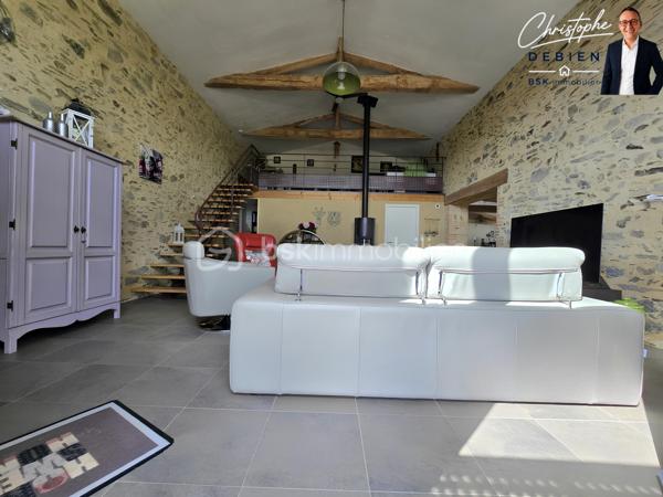 Christophe DEBIEN – BSK Immobilier – vous présente en exclusivité cette propriété de caractère située au pied de la forêt de Sainte-Florence.

Dans un environnement préservé, à l’abri des regards et entourée de nature, cette authentique grange en pierre entièrement rénovée développe 231 m² habitables sur un terrain paysagé de 1 890 m².

Un bien rare où le charme de l’ancien se conjugue parfaitement avec des prestations modernes et des volumes généreux.

Dès l’entrée, la maison séduit par son atmosphère chaleureuse et ses espaces lumineux. Le salon cathédrale de 42 m², agrémenté d’un poêle à bois et d’une mezzanine ouverte, crée un véritable lieu de vie convivial et élégant.

La maison offre une organisation idéale pour une vie familiale, une activité indépendante ou un projet d’accueil :
• Une vaste pièce de vie de 47 m² avec cuisine aménagée et équipée, ouverte sur la terrasse et le patio
• Une suite parentale de plain-pied avec dressing, salle d’eau, WC et terrasse privative
• Une lingerie et des toilettes indépendantes
• Un espace indépendant comprenant un séjour, trois chambres, une salle d’eau à terminer ainsi que des toilettes, pouvant convenir à la famille, aux amis ou à un projet de gîte
• Un garage de 48 m² avec grenier aménagé
• Une cave ainsi qu’un garage non attenant avec abri bois
• Trois terrasses orientées sur le jardin et la forêt

Les prestations apportent un confort de vie recherché :
• Chauffage au sol par pompe à chaleur air/eau
• Ventilation double flux
• Aspiration centralisée
• Menuiseries double vitrage
• Volets roulants électriques

L’emplacement constitue également un véritable atout :
• Échangeur A83/A87 à moins de 5 minutes
• Nantes à 50 minutes
• Cholet à 35 minutes
• Les Sables-d’Olonne à 45 minutes

Cette propriété s’adresse aux acquéreurs en quête d’un lieu de vie authentique, paisible et fonctionnel, sans compromis sur l’accessibilité.

Une visite permettra d’en apprécier pleinement les volumes, l’environnement et le potentiel.

Contactez-moi dès maintenant pour organiser votre découverte de ce bien exclusif.

Visite virtuelle disponible sur demande.

Conformément à la loi ELAN, tout candidat acquéreur peut se faire accompagner lors de la visite par le professionnel du bâtiment de son choix, sous réserve d’en informer préalablement l’agence afin d’organiser la visite dans les meilleures conditions.