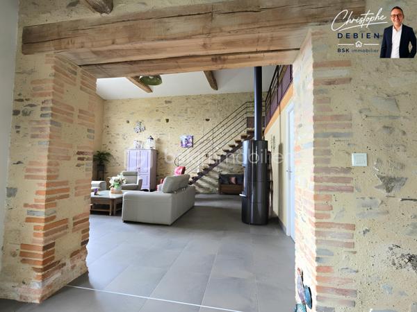 Christophe DEBIEN – BSK Immobilier – vous présente en exclusivité cette propriété de caractère située au pied de la forêt de Sainte-Florence.

Dans un environnement préservé, à l’abri des regards et entourée de nature, cette authentique grange en pierre entièrement rénovée développe 231 m² habitables sur un terrain paysagé de 1 890 m².

Un bien rare où le charme de l’ancien se conjugue parfaitement avec des prestations modernes et des volumes généreux.

Dès l’entrée, la maison séduit par son atmosphère chaleureuse et ses espaces lumineux. Le salon cathédrale de 42 m², agrémenté d’un poêle à bois et d’une mezzanine ouverte, crée un véritable lieu de vie convivial et élégant.

La maison offre une organisation idéale pour une vie familiale, une activité indépendante ou un projet d’accueil :
• Une vaste pièce de vie de 47 m² avec cuisine aménagée et équipée, ouverte sur la terrasse et le patio
• Une suite parentale de plain-pied avec dressing, salle d’eau, WC et terrasse privative
• Une lingerie et des toilettes indépendantes
• Un espace indépendant comprenant un séjour, trois chambres, une salle d’eau à terminer ainsi que des toilettes, pouvant convenir à la famille, aux amis ou à un projet de gîte
• Un garage de 48 m² avec grenier aménagé
• Une cave ainsi qu’un garage non attenant avec abri bois
• Trois terrasses orientées sur le jardin et la forêt

Les prestations apportent un confort de vie recherché :
• Chauffage au sol par pompe à chaleur air/eau
• Ventilation double flux
• Aspiration centralisée
• Menuiseries double vitrage
• Volets roulants électriques

L’emplacement constitue également un véritable atout :
• Échangeur A83/A87 à moins de 5 minutes
• Nantes à 50 minutes
• Cholet à 35 minutes
• Les Sables-d’Olonne à 45 minutes

Cette propriété s’adresse aux acquéreurs en quête d’un lieu de vie authentique, paisible et fonctionnel, sans compromis sur l’accessibilité.

Une visite permettra d’en apprécier pleinement les volumes, l’environnement et le potentiel.

Contactez-moi dès maintenant pour organiser votre découverte de ce bien exclusif.

Visite virtuelle disponible sur demande.

Conformément à la loi ELAN, tout candidat acquéreur peut se faire accompagner lors de la visite par le professionnel du bâtiment de son choix, sous réserve d’en informer préalablement l’agence afin d’organiser la visite dans les meilleures conditions.