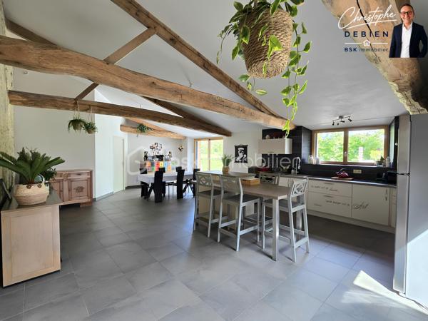 Christophe DEBIEN – BSK Immobilier – vous présente en exclusivité cette propriété de caractère située au pied de la forêt de Sainte-Florence.

Dans un environnement préservé, à l’abri des regards et entourée de nature, cette authentique grange en pierre entièrement rénovée développe 231 m² habitables sur un terrain paysagé de 1 890 m².

Un bien rare où le charme de l’ancien se conjugue parfaitement avec des prestations modernes et des volumes généreux.

Dès l’entrée, la maison séduit par son atmosphère chaleureuse et ses espaces lumineux. Le salon cathédrale de 42 m², agrémenté d’un poêle à bois et d’une mezzanine ouverte, crée un véritable lieu de vie convivial et élégant.

La maison offre une organisation idéale pour une vie familiale, une activité indépendante ou un projet d’accueil :
• Une vaste pièce de vie de 47 m² avec cuisine aménagée et équipée, ouverte sur la terrasse et le patio
• Une suite parentale de plain-pied avec dressing, salle d’eau, WC et terrasse privative
• Une lingerie et des toilettes indépendantes
• Un espace indépendant comprenant un séjour, trois chambres, une salle d’eau à terminer ainsi que des toilettes, pouvant convenir à la famille, aux amis ou à un projet de gîte
• Un garage de 48 m² avec grenier aménagé
• Une cave ainsi qu’un garage non attenant avec abri bois
• Trois terrasses orientées sur le jardin et la forêt

Les prestations apportent un confort de vie recherché :
• Chauffage au sol par pompe à chaleur air/eau
• Ventilation double flux
• Aspiration centralisée
• Menuiseries double vitrage
• Volets roulants électriques

L’emplacement constitue également un véritable atout :
• Échangeur A83/A87 à moins de 5 minutes
• Nantes à 50 minutes
• Cholet à 35 minutes
• Les Sables-d’Olonne à 45 minutes

Cette propriété s’adresse aux acquéreurs en quête d’un lieu de vie authentique, paisible et fonctionnel, sans compromis sur l’accessibilité.

Une visite permettra d’en apprécier pleinement les volumes, l’environnement et le potentiel.

Contactez-moi dès maintenant pour organiser votre découverte de ce bien exclusif.

Visite virtuelle disponible sur demande.

Conformément à la loi ELAN, tout candidat acquéreur peut se faire accompagner lors de la visite par le professionnel du bâtiment de son choix, sous réserve d’en informer préalablement l’agence afin d’organiser la visite dans les meilleures conditions.