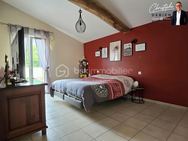 Christophe DEBIEN – BSK Immobilier – vous présente en exclusivité cette propriété de caractère située au pied de la forêt de Sainte-Florence.

Dans un environnement préservé, à l’abri des regards et entourée de nature, cette authentique grange en pierre entièrement rénovée développe 231 m² habitables sur un terrain paysagé de 1 890 m².

Un bien rare où le charme de l’ancien se conjugue parfaitement avec des prestations modernes et des volumes généreux.

Dès l’entrée, la maison séduit par son atmosphère chaleureuse et ses espaces lumineux. Le salon cathédrale de 42 m², agrémenté d’un poêle à bois et d’une mezzanine ouverte, crée un véritable lieu de vie convivial et élégant.

La maison offre une organisation idéale pour une vie familiale, une activité indépendante ou un projet d’accueil :
• Une vaste pièce de vie de 47 m² avec cuisine aménagée et équipée, ouverte sur la terrasse et le patio
• Une suite parentale de plain-pied avec dressing, salle d’eau, WC et terrasse privative
• Une lingerie et des toilettes indépendantes
• Un espace indépendant comprenant un séjour, trois chambres, une salle d’eau à terminer ainsi que des toilettes, pouvant convenir à la famille, aux amis ou à un projet de gîte
• Un garage de 48 m² avec grenier aménagé
• Une cave ainsi qu’un garage non attenant avec abri bois
• Trois terrasses orientées sur le jardin et la forêt

Les prestations apportent un confort de vie recherché :
• Chauffage au sol par pompe à chaleur air/eau
• Ventilation double flux
• Aspiration centralisée
• Menuiseries double vitrage
• Volets roulants électriques

L’emplacement constitue également un véritable atout :
• Échangeur A83/A87 à moins de 5 minutes
• Nantes à 50 minutes
• Cholet à 35 minutes
• Les Sables-d’Olonne à 45 minutes

Cette propriété s’adresse aux acquéreurs en quête d’un lieu de vie authentique, paisible et fonctionnel, sans compromis sur l’accessibilité.

Une visite permettra d’en apprécier pleinement les volumes, l’environnement et le potentiel.

Contactez-moi dès maintenant pour organiser votre découverte de ce bien exclusif.

Visite virtuelle disponible sur demande.

Conformément à la loi ELAN, tout candidat acquéreur peut se faire accompagner lors de la visite par le professionnel du bâtiment de son choix, sous réserve d’en informer préalablement l’agence afin d’organiser la visite dans les meilleures conditions.