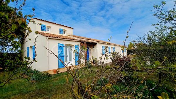 Découvrez cette charmante maison traditionnelle offrant de beaux volumes et un agencement fonctionnel, idéale pour une vie de famille confortable.

Dès l'entrée, la maison propose une grande cuisine équipée indépendante complétée par une arrière cuisine pratique pour le rangement et l'organisation du quotidien.

Le séjour lumineux est ouvert sur une salle à manger conviviale, un espace de vie chaleureux idéal pour recevoir. Une mezzanine vient enrichir cet ensemble offrant un espace supplémentaire pouvant faire office de bureau, de coin lecture ou de salle de jeux.

L'espace nuit se compose de deux chambres confortables ainsi qu'une salle de bain fonctionnelle.

A l'extérieur, vous profiterez d'un agréable jardin et d'une spacieuse terrasse, parfaits pour les moments de détente en plein air.

Une maison idéale pour allier confort, espace et qualité de vie.
A visiter sans tarder!
