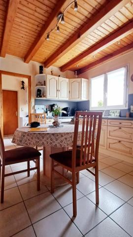 Découvrez cette charmante maison traditionnelle offrant de beaux volumes et un agencement fonctionnel, idéale pour une vie de famille confortable.

Dès l'entrée, la maison propose une grande cuisine équipée indépendante complétée par une arrière cuisine pratique pour le rangement et l'organisation du quotidien.

Le séjour lumineux est ouvert sur une salle à manger conviviale, un espace de vie chaleureux idéal pour recevoir. Une mezzanine vient enrichir cet ensemble offrant un espace supplémentaire pouvant faire office de bureau, de coin lecture ou de salle de jeux.

L'espace nuit se compose de deux chambres confortables ainsi qu'une salle de bain fonctionnelle.

A l'extérieur, vous profiterez d'un agréable jardin et d'une spacieuse terrasse, parfaits pour les moments de détente en plein air.

Une maison idéale pour allier confort, espace et qualité de vie.
A visiter sans tarder!