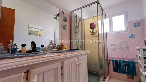 Découvrez cette charmante maison traditionnelle offrant de beaux volumes et un agencement fonctionnel, idéale pour une vie de famille confortable.

Dès l'entrée, la maison propose une grande cuisine équipée indépendante complétée par une arrière cuisine pratique pour le rangement et l'organisation du quotidien.

Le séjour lumineux est ouvert sur une salle à manger conviviale, un espace de vie chaleureux idéal pour recevoir. Une mezzanine vient enrichir cet ensemble offrant un espace supplémentaire pouvant faire office de bureau, de coin lecture ou de salle de jeux.

L'espace nuit se compose de deux chambres confortables ainsi qu'une salle de bain fonctionnelle.

A l'extérieur, vous profiterez d'un agréable jardin et d'une spacieuse terrasse, parfaits pour les moments de détente en plein air.

Une maison idéale pour allier confort, espace et qualité de vie.
A visiter sans tarder!