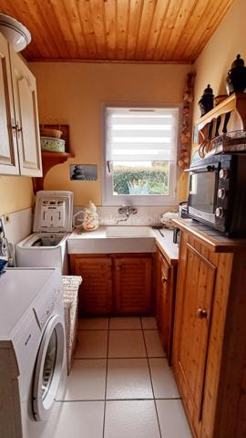 Découvrez cette charmante maison traditionnelle offrant de beaux volumes et un agencement fonctionnel, idéale pour une vie de famille confortable.

Dès l'entrée, la maison propose une grande cuisine équipée indépendante complétée par une arrière cuisine pratique pour le rangement et l'organisation du quotidien.

Le séjour lumineux est ouvert sur une salle à manger conviviale, un espace de vie chaleureux idéal pour recevoir. Une mezzanine vient enrichir cet ensemble offrant un espace supplémentaire pouvant faire office de bureau, de coin lecture ou de salle de jeux.

L'espace nuit se compose de deux chambres confortables ainsi qu'une salle de bain fonctionnelle.

A l'extérieur, vous profiterez d'un agréable jardin et d'une spacieuse terrasse, parfaits pour les moments de détente en plein air.

Une maison idéale pour allier confort, espace et qualité de vie.
A visiter sans tarder!