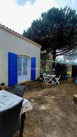 Découvrez cette charmante maison traditionnelle offrant de beaux volumes et un agencement fonctionnel, idéale pour une vie de famille confortable.

Dès l'entrée, la maison propose une grande cuisine équipée indépendante complétée par une arrière cuisine pratique pour le rangement et l'organisation du quotidien.

Le séjour lumineux est ouvert sur une salle à manger conviviale, un espace de vie chaleureux idéal pour recevoir. Une mezzanine vient enrichir cet ensemble offrant un espace supplémentaire pouvant faire office de bureau, de coin lecture ou de salle de jeux.

L'espace nuit se compose de deux chambres confortables ainsi qu'une salle de bain fonctionnelle.

A l'extérieur, vous profiterez d'un agréable jardin et d'une spacieuse terrasse, parfaits pour les moments de détente en plein air.

Une maison idéale pour allier confort, espace et qualité de vie.
A visiter sans tarder!