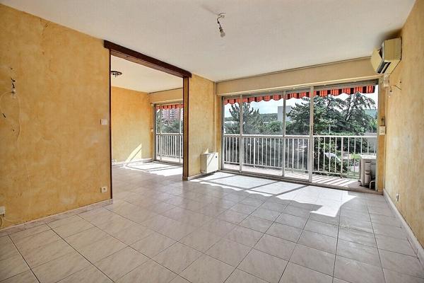 SALON-DE-PROVENCE - APPARTEMENT TRAVERSANT, LUMINEUX , UN BALCON, UNE LOGGIA, ASCENSEUR, QUATRE CHAMBRES - AU CALME -