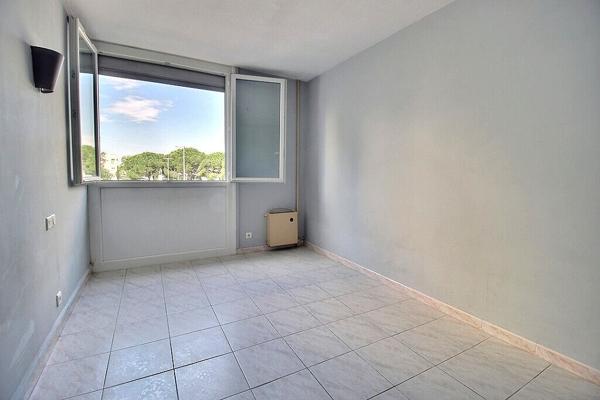 SALON-DE-PROVENCE - APPARTEMENT TRAVERSANT, LUMINEUX , UN BALCON, UNE LOGGIA, ASCENSEUR, QUATRE CHAMBRES - AU CALME -