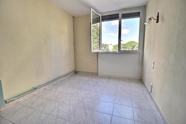 SALON-DE-PROVENCE - APPARTEMENT TRAVERSANT, LUMINEUX , UN BALCON, UNE LOGGIA, ASCENSEUR, QUATRE CHAMBRES - AU CALME -
