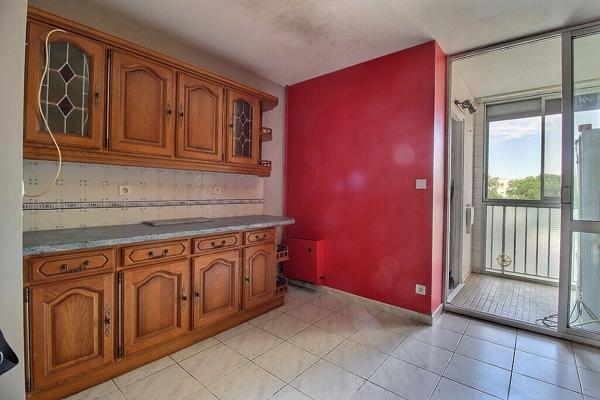 SALON-DE-PROVENCE - APPARTEMENT TRAVERSANT, LUMINEUX , UN BALCON, UNE LOGGIA, ASCENSEUR, QUATRE CHAMBRES - AU CALME -