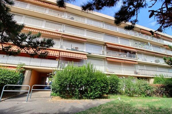 SALON-DE-PROVENCE - APPARTEMENT TRAVERSANT, LUMINEUX , UN BALCON, UNE LOGGIA, ASCENSEUR, QUATRE CHAMBRES - AU CALME -