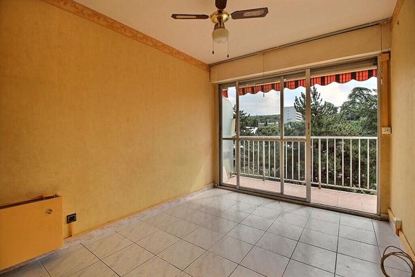 SALON-DE-PROVENCE - APPARTEMENT TRAVERSANT, LUMINEUX , UN BALCON, UNE LOGGIA, ASCENSEUR, QUATRE CHAMBRES - AU CALME -