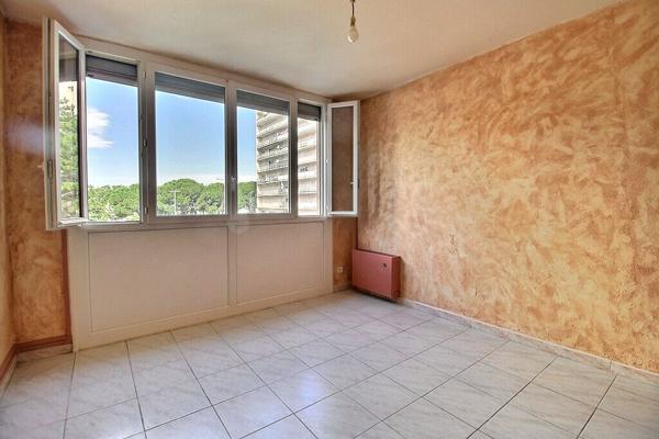 SALON-DE-PROVENCE - APPARTEMENT TRAVERSANT, LUMINEUX , UN BALCON, UNE LOGGIA, ASCENSEUR, QUATRE CHAMBRES - AU CALME -