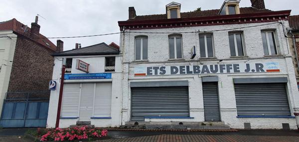 Maison sur la place en plein centre