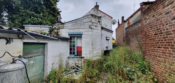 Maison sur la place en plein centre