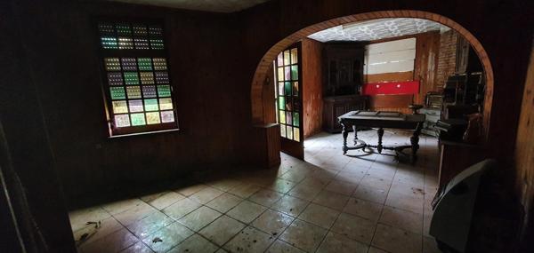 Maison sur la place en plein centre