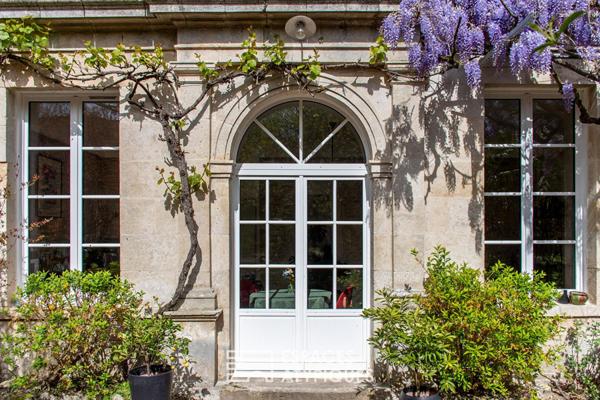 Superbe propriété bourgeoise au coeur du village : élégance et confidentialité