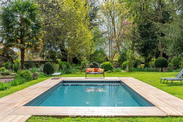 Superbe propriété bourgeoise au coeur du village : élégance et confidentialité