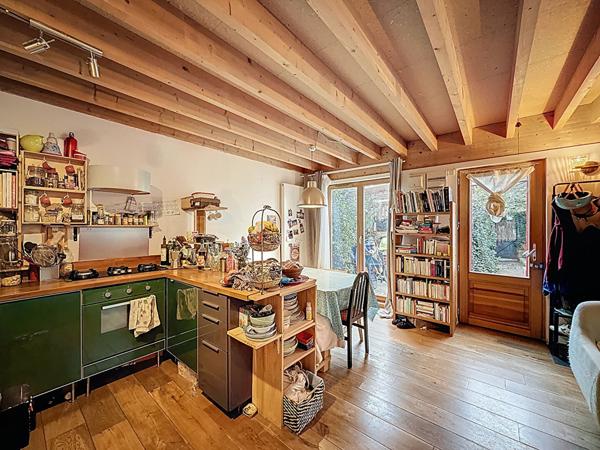 BAGNOLET COTE LES LILAS, AU CALME D'UNE SENTE A 650 METRES DU METRO MAIRIE DES LILAS, MAISON D'ARCHITECTE ALLIANT LE BOIS ET LE VERRE.