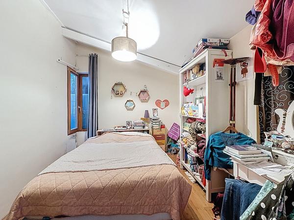 BAGNOLET COTE LES LILAS, AU CALME D'UNE SENTE A 650 METRES DU METRO MAIRIE DES LILAS, MAISON D'ARCHITECTE ALLIANT LE BOIS ET LE VERRE.