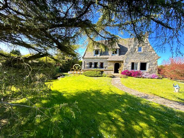 Propriété en pierre de 160m2 à vendre à Roscoff.