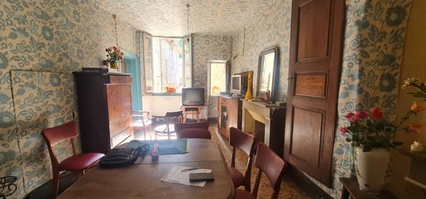 Maison de ville - à rénover entièrement - tout à l'égout - 4 niveaux dont garage et pièces voûtées - bon toit Largentière (07110)