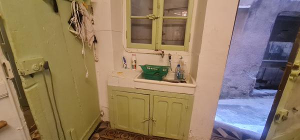 Maison de ville - à rénover entièrement - tout à l'égout - 4 niveaux dont garage et pièces voûtées - bon toit Largentière (07110)