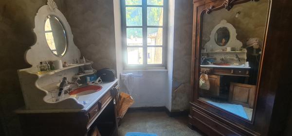 Maison de ville - à rénover entièrement - tout à l'égout - 4 niveaux dont garage et pièces voûtées - bon toit Largentière (07110)