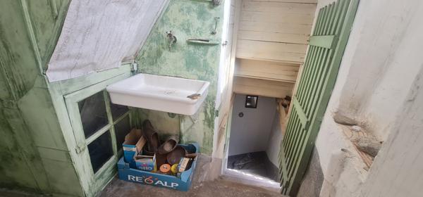 Maison de ville - à rénover entièrement - tout à l'égout - 4 niveaux dont garage et pièces voûtées - bon toit Largentière (07110)