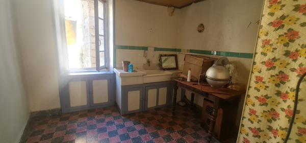 Maison de ville - à rénover entièrement - tout à l'égout - 4 niveaux dont garage et pièces voûtées - bon toit Largentière (07110)