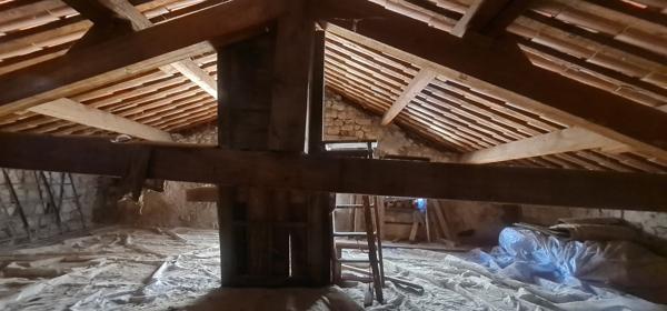 Maison de ville - à rénover entièrement - tout à l'égout - 4 niveaux dont garage et pièces voûtées - bon toit Largentière (07110)